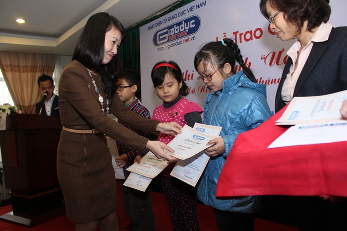 Đại diện khách sạn ASEAN, bà Nguyễn Hoài Phương – Giám đốc Khách sạn Asean lên trao giải thưởng và quà cho các em học sinh đoạt giải